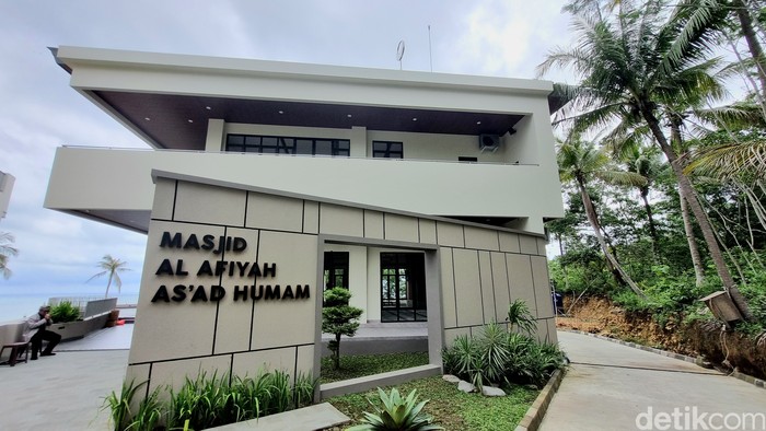 Potret Masjid Al Afiyah Asad Humam di Yogyakarta dengan view langsung laut.