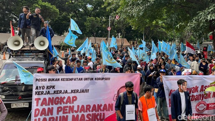 Massa Hikmahbudhi Gelar Aksi di KPK. (Anggi/detikcom)