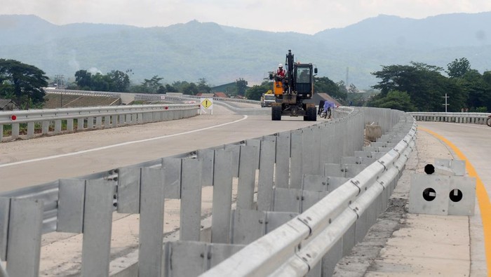 Pekerja menggunakan alat berat memasang pembatas jalan di Gerbang Tol Prambanan, Jogonalan, Klaten, Jawa Tengah, Selasa (17/12/2024). PT Jasamarga Jogja Solo (JMJ) terus melakukan persiapan dengan memasang pembatas jalan, rambu-rambu lalu lintas dan penerangan pada jalan tol fungsional Klaten-Prambanan untuk memberikan kenyamanan dan keselamatan para pengguna jalan pada arus libur Natal 2024 dan Tahun Baru 2025. ANTARA FOTO/Aloysius Jarot Nugroho/YU