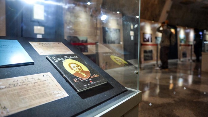 Mengenang Perjuangan Pahlawan Nasional Dewi Sartika Lewat Pameran di Bandung Pengunjung mengamati koleksi peninggalan Dewi Sartika yang dipamerkan di Museum Perjuangan Rakyat, Bandung, Jawa Barat, Selasa (17/12/2024). Pameran yang digelar oleh UPTD PKTJB Disparbud Jabar tersebut menampilkan koleksi peninggalan Dewi Sartika serta biografi semasa hidupnya yang digelar untuk memperkenalkan kepada masyarakat luas tentang perjuangan Dewi Sartika. ANTARA FOTO/Raisan Al Farisi/rwa.