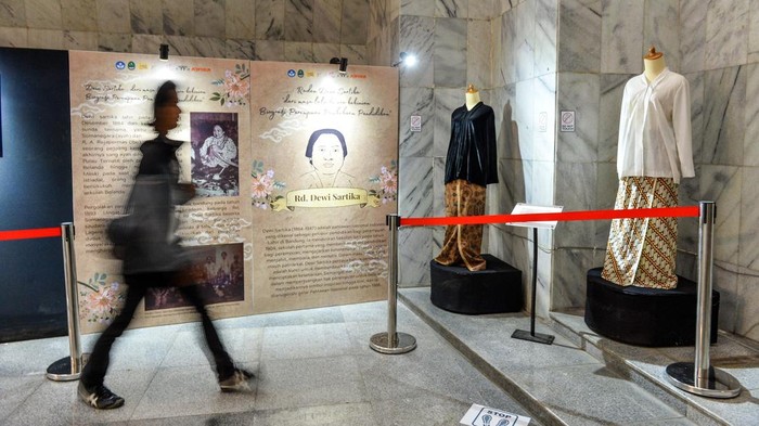 Pengunjung mengamati koleksi peninggalan Dewi Sartika yang dipamerkan di Museum Perjuangan Rakyat, Bandung, Jawa Barat, Selasa (17/12/2024). Pameran yang digelar oleh UPTD PKTJB Disparbud Jabar tersebut menampilkan koleksi peninggalan Dewi Sartika serta biografi semasa hidupnya yang digelar untuk memperkenalkan kepada masyarakat luas tentang perjuangan Dewi Sartika. ANTARA FOTO/Raisan Al Farisi/rwa.