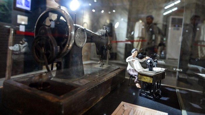 Pengunjung mengamati koleksi peninggalan Dewi Sartika yang dipamerkan di Museum Perjuangan Rakyat, Bandung, Jawa Barat, Selasa (17/12/2024). Pameran yang digelar oleh UPTD PKTJB Disparbud Jabar tersebut menampilkan koleksi peninggalan Dewi Sartika serta biografi semasa hidupnya yang digelar untuk memperkenalkan kepada masyarakat luas tentang perjuangan Dewi Sartika. ANTARA FOTO/Raisan Al Farisi/rwa.