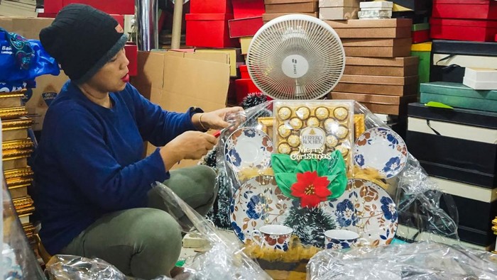 Mengintip Bisnis Parsel Natal dan Tahun Baru Calon pembeli memilih parsel di salah satu kios di sentra penjualan parsel Cikini, Jakarta, Selasa (17/12/2024). Sejumlah pedagang setempat mengebut produksi parsel-parsel seharga Rp300 ribu hingga Rp2 juta per paket tersebut agar persediaan dagangan mencukupi saat permintaan meningkat mendekati Natal 2024 dan Tahun Baru 2025. ANTARA FOTO/Aditya Nugroho/app/tom.
