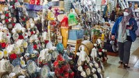 Sejumlah pedagang setempat mengebut produksi parsel-parsel seharga Rp300 ribu hingga Rp2 juta per paket tersebut agar persediaan dagangan mencukupi saat permintaan meningkat mendekati Natal 2024 dan Tahun Baru 2025.  