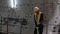 Bergeser ke bagian jalur kereta MRT, pengerjaan proyek pun masih terus berjalan. Terowongan lintas kereta misalnya, masih dalam tahap pembenahan dan akan memasuki tahap pengeboran lanjutan.  