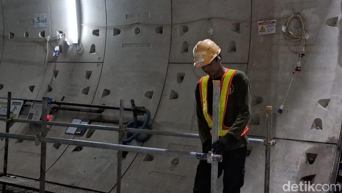 PT MRT Jakarta (Perseroda) terus melanjutkan pembangunan fase 2 untuk segmen Glodok-Kota. Adapun proyek ini rencananya akan mulai diuji coba pada Maret 2026 mendatang.