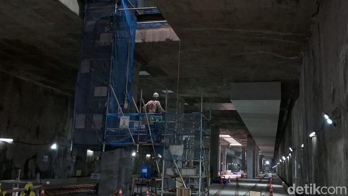 Mengintip Pembangunan MRT Jakarta Fase 2 PT MRT Jakarta (Perseroda) terus melanjutkan pembangunan fase 2 untuk segmen Glodok-Kota. Adapun proyek ini rencananya akan mulai diuji coba pada Maret 2026 mendatang.