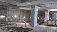 Berdasarkan pantauan detikcom di lokasi, terpantau sejumlah pembangunan yang masih berlangsung. Di lantai atas, proyek Stasiun MRT Kota terpantau masih dalam tahap pembenahan konstruksi.  