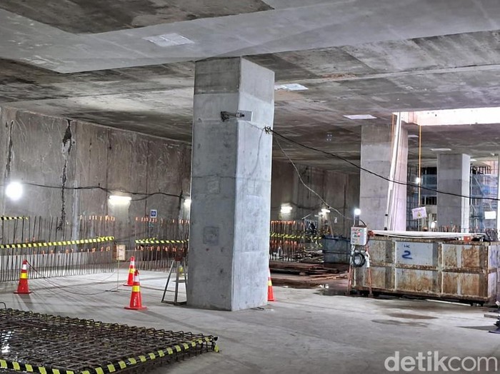 PT MRT Jakarta (Perseroda) terus melanjutkan pembangunan fase 2 untuk segmen Glodok-Kota. Adapun proyek ini rencananya akan mulai diuji coba pada Maret 2026 mendatang.