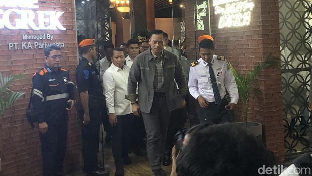 Menteri Koordinator Bidang Infrastruktur dan Pembangunan Kewilayahan, Agus Harimurti Yudhoyono (AHY) di Stasiun Yogyakarta atau stasiun Tugu, Selasa (17/12/2024) pagi.