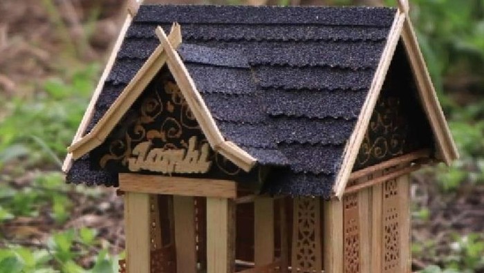 Miniatur rumah salah satu oleh-oleh khas Jambi