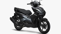 Tak seperti saudaranya, Honda Vario 160 yang memiliki dek rata, New Honda  Airblade 160 tak memiliki dek rata alias berpunuk. Artinya, Airblade 160 akan bersaing langsung di segmen skutik 150 cc sporty seperti Yamaha NVX 155 atau Yamaha Aerox 155. Foto: Dok. Honda Vietnam