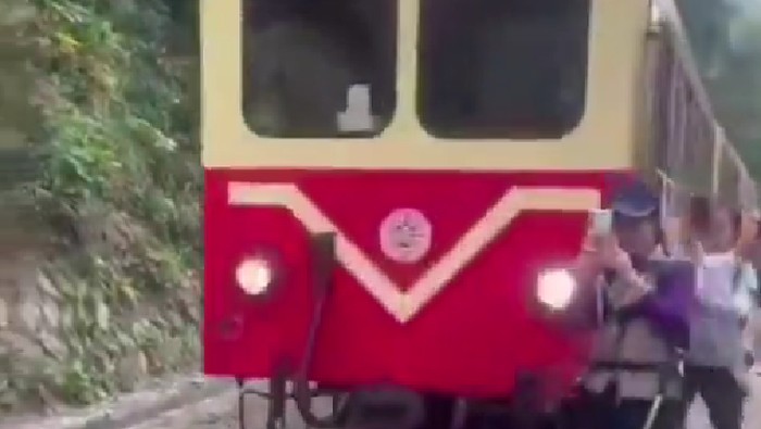 Ngeri, turis tertabrak kereta saat fokus berfoto