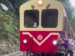 Ngeri! Turis Tertabrak Kereta Saat Bermain Ponsel, Beruntung Selamat