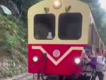 Ngeri! Turis Tertabrak Kereta Saat Bermain Ponsel, Beruntung Selamat