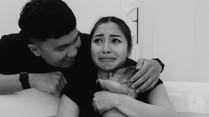 Nikita Willy Pilih Water Birth saat Lahiran Kedua, Ini Bedanya dengan Persalinan Normal