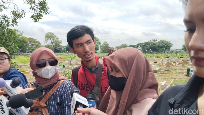 Orang tua bayi yang diduga tertukar menghadiri ekshumasi jenazah di TPU Semper, Jakarta Utara.