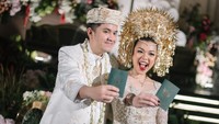 Oza Rangkuti dan Aisha Lahtiba tampak ceria saat menunjukkan buku nikah. (Foto: dok Instagram)