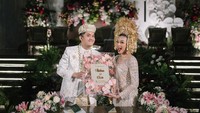 Oza Rangkuti meminang Aisha Lahtiba dengan maskawin uang Rp 14.122.024. (Foto: dok Instagram)