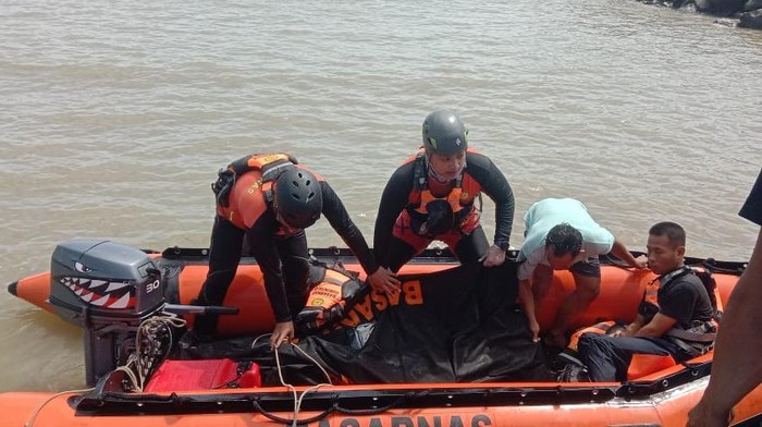 Siswa SMP bernama Riski Ahmad (13), tewas tenggelam saat mandi di Pantai Pohon Cinta, Kabupaten Pohuwato, Gorontalo.