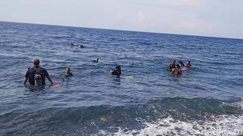 Suasana saat wisatawan melakukan aktivitas snorkeling di Pantai Tulamben, Kecamatan Kubu, Karangasem. (I Wayan Selamat Juniasa/detikBali)