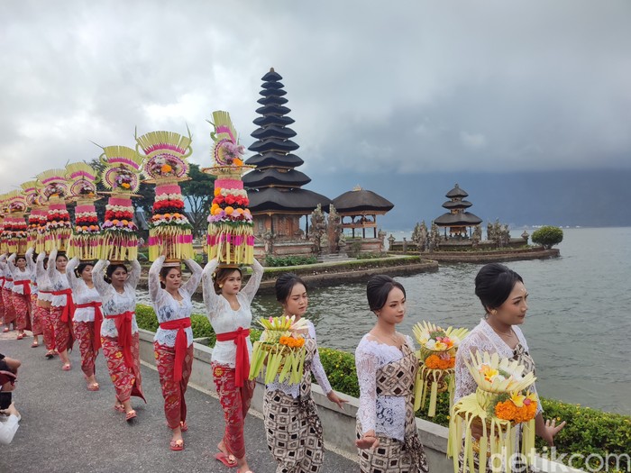Parade budaya yang dihadirkan di DTW Ulun Danu Beratan, Kecamatan Baturiti, Tabanan, beberapa waktu lalu.