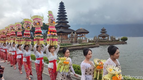 Parade budaya yang dihadirkan di DTW Ulun Danu Beratan, Kecamatan Baturiti, Tabanan, beberapa waktu lalu.