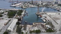 Sebagian pelabuhan itu hancur akibat serangan Israel saat momen penggulingan rezim Assad.