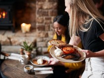 Gegara Tolak Layani Pejabat Negara, Pelayan Ini Dipecat