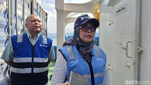 Direktur Keuangan dan Manajemen Risiko PT Pelni (Persero), Anik Hidayati, saat diwawancarai di Dermaga 1 Kalabahi, Kabupaten Alor, NTT, Selasa (17/12/2024). (Yufengki Bria/detikBali).