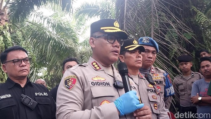 Kapolrestabes Medan Kombes Gidion saat konferensi pers di Desa Sampali.