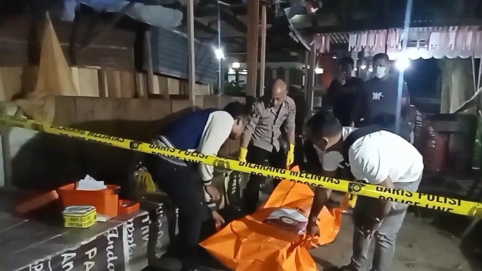 Polisi saat mengevakuasi seorang pria, sopir bus di Asahan yang meninggal dunia di warung.