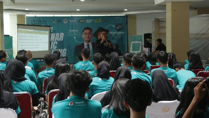Pemuda-pemudi di Sumedang diberikan pelatihan public speaking.