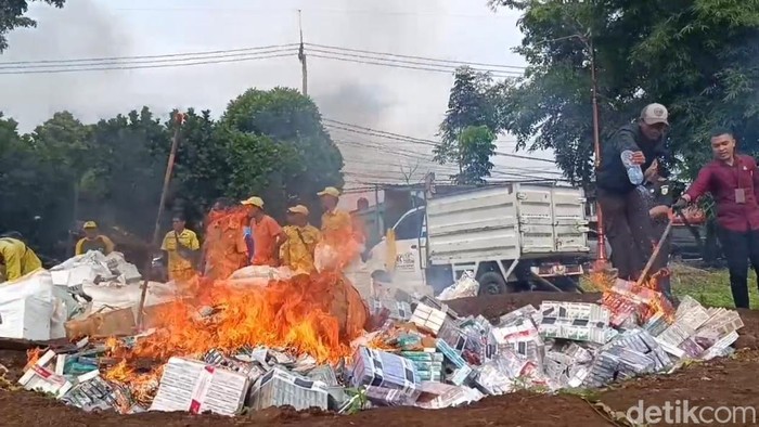 Pemusnahan barang bukti rokok ilegal di Purwakarta