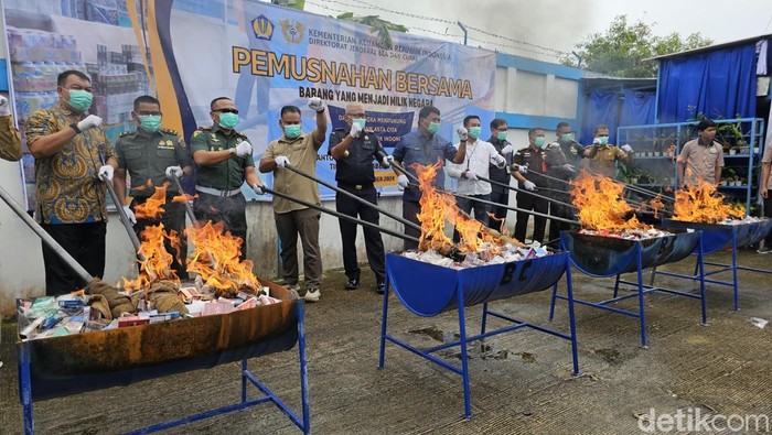 Pemusnahan rokok ilegal oleh Bea Cukai Jambi
