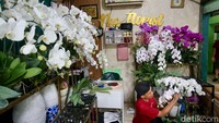 Penjualan bunga seperti krisan, mawar, sedap malam, dan bunga aster yang dijual dengan harga Rp30 ribu hingga Rp300 ribu per ikat.