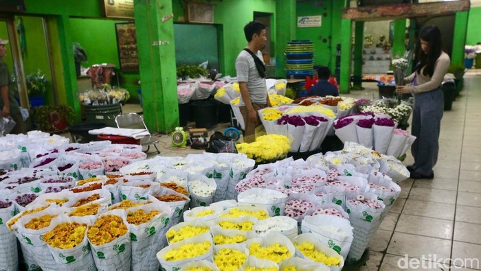 Sejumlah pedagang bunga hias melayani pembeli di Pasar Rawa Belong, Jakarta Barat, Selasa (17/12/2024).