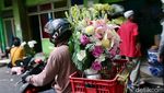 Penjual Bunga Rawa Belong Makin Cuan Jelang Natal