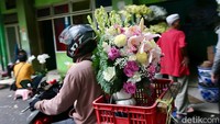 Pasar Rawa Belong merupakan sentra penjualan bunga hias terbesar se-Asia Tenggara.