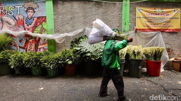 Sejumlah pedagang bunga hias melayani pembeli di Pasar Rawa Belong, Jakarta Barat, Selasa (17/12/2024).