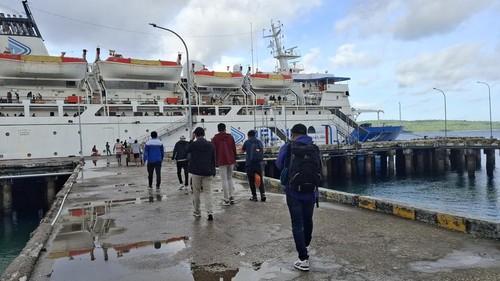 Penumpang KM Awu tujuan Kabupaten Alor, NTT, Senin (16/12/2024).