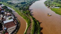 Foto udara perahu penyebarangan melintasi Sungai Brantas di Jatikalen, Nganjuk, Jawa Timur, Selasa (17/12/2024).