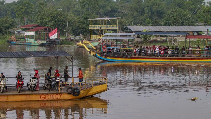 Perahu penyebarangan melintasi Sungai Brantas di Jatikalen, Nganjuk, Jawa Timur, Selasa (17/12/2024). Transportasi perahu penyeberangan yang digunakan warga sebagai lintasan alternatif selama puluhan tahun untuk mempersingkat jarak tempuh antara Kabupaten Nganjuk dengan Kabupaten Jombang itu beromzet sekitar Rp24 juta per bulannya. Antara Foto/Muhammad Mada/rwa.