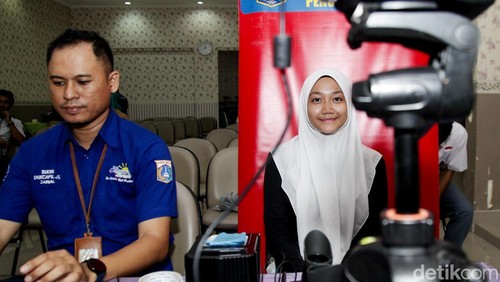 Dinas Dukcapil Jakarta melakukan layanan jemput bola administrasi kependudukan. Perekaman e-KTP menyasar murid SMA di Jakarta.
