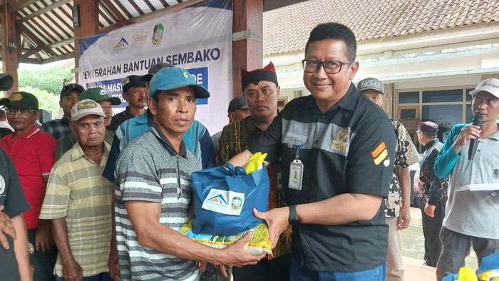 Perwakilan BSI menyampaikan bantuan paket sembako kepada warga Sukamade, Banyuwangi yang terdampak banjir.
