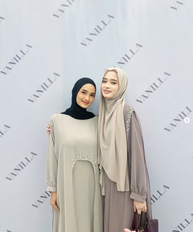 Pemain film From Mowhak To Polem ini membentuk rapi hijabnya dan ia sampirkan ke belakang. Faby memadukan hijab pashmina hitam dengan dress warna cream yang terdapat detail beads. Foto: Dok. Instagram @fabymarcelia.