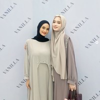 Pemain film From Mowhak To Polem ini membentuk rapi hijabnya dan ia sampirkan ke belakang. Faby memadukan hijab pashmina hitam dengan dress warna cream yang terdapat detail beads. Foto: Dok. Instagram @fabymarcelia.