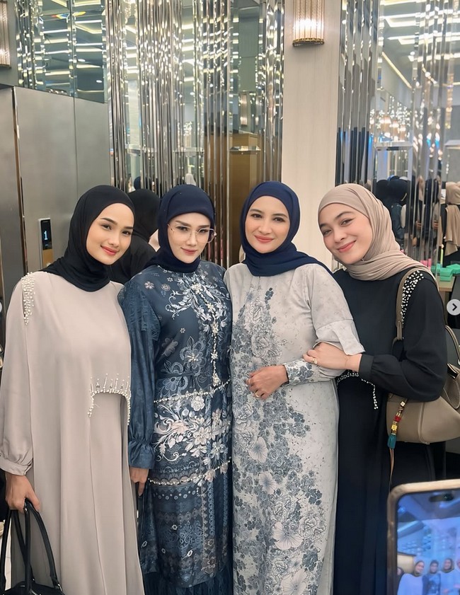 Dalam kajian tersebut, Ummi Pipik yang memberikan materi. Usai kajian, Mulan Jameela mengunggah foto bersama Faby Marcelia, Natalie Sarah dan Dian Ayu Lestari. Foto: Dok. Instagram @fabymarcelia.