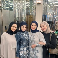 Dalam kajian tersebut, Ummi Pipik yang memberikan materi. Usai kajian, Mulan Jameela mengunggah foto bersama Faby Marcelia, Natalie Sarah dan Dian Ayu Lestari. Foto: Dok. Instagram @fabymarcelia.