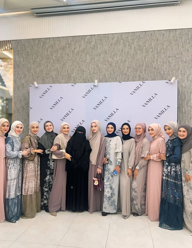 Wanita kelahiran 7 Maret 1995 itu mengaku bersyukur bisa berada di lingkungan pertemanan yang positif. Ia berfoto bersama rekan selebriti lainnya yang turut hadir, seperti Dian Ayu Lestari, Tantri Kotak, Terry Putri dan lainnya. Foto: Dok. Instagram @fabymarcelia.